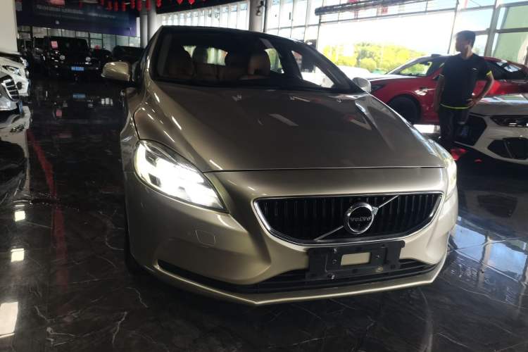 Used Volvo V40 2017 T3 Zhiyi Edition Front
