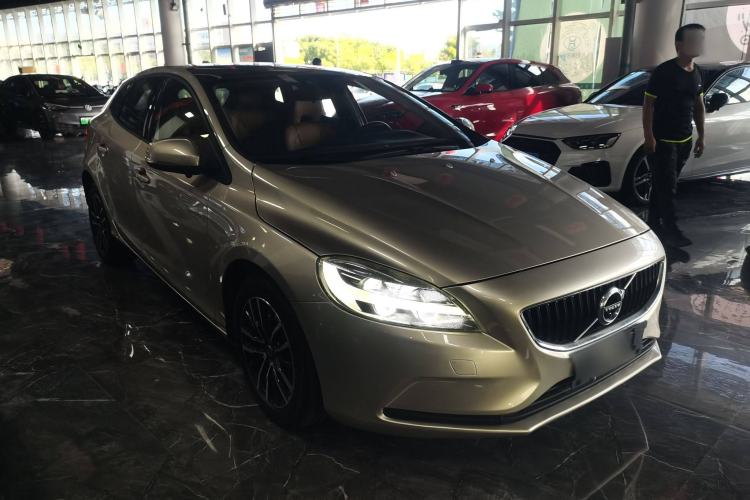 Used Volvo V40 2017 T3 Zhiyi Edition Front Right 45 Deg