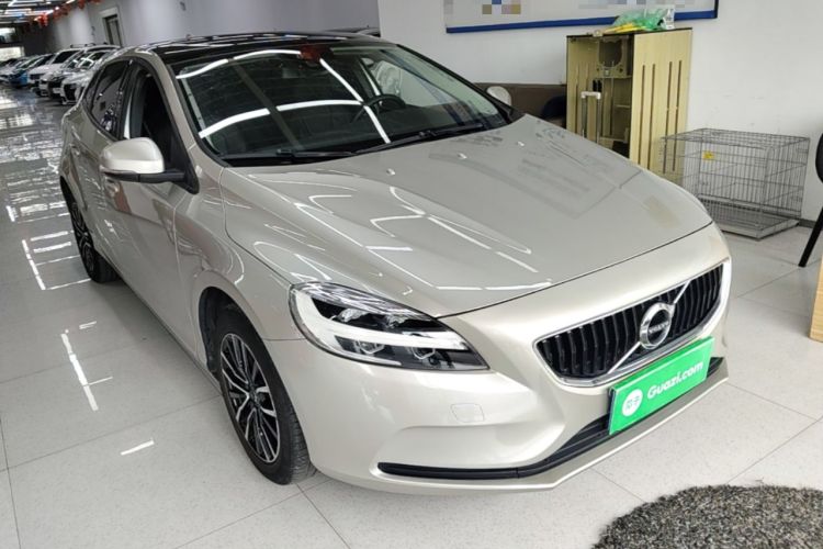 Used Volvo V40 2017 T3 Zhiyi Edition Front Right 45 Deg