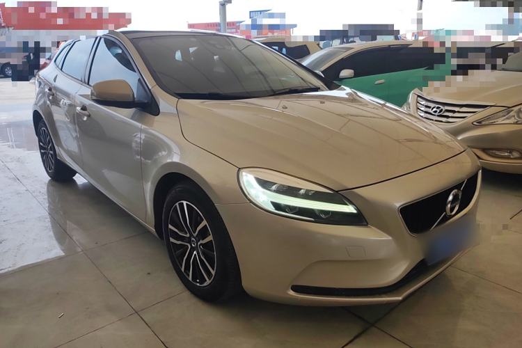 Used Volvo V40 2017 T3 Zhiyi Edition Front Right 45 Deg