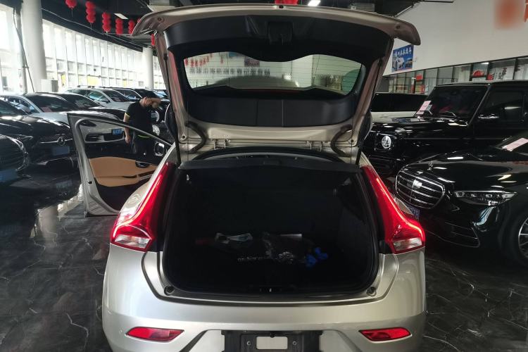 Used Volvo V40 2017 T3 Zhiyi Edition Trunk