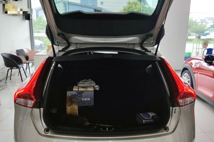 Used Volvo V40 2017 T3 Zhiyi Edition Trunk