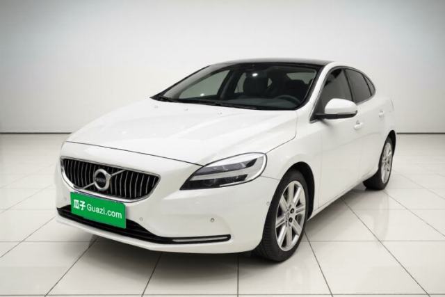 Ojetý Volvo V40 2017 T4 Smart Luxury Edition