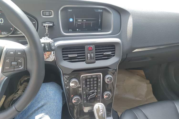 Used Volvo V40 2017 T3 Zhiyi Edition Audio And AC Panel