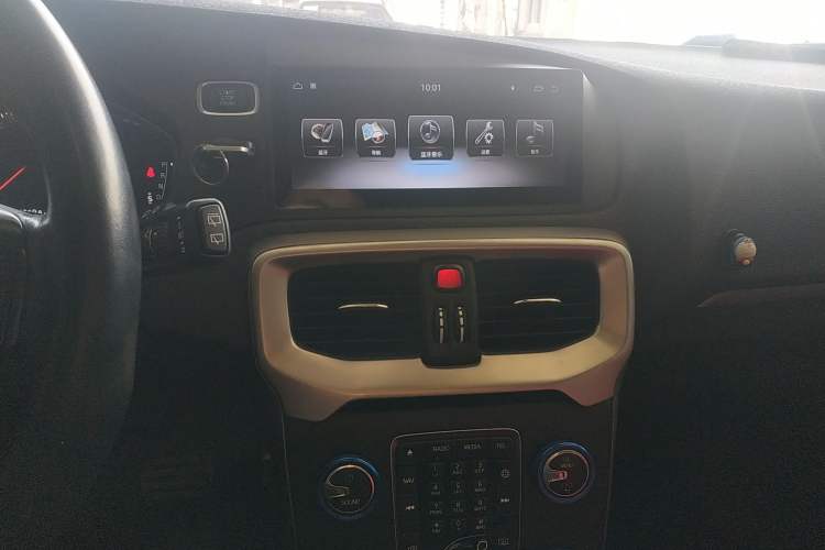 Used Volvo V40 2017 T3 Smart Edition Audio And AC Panel