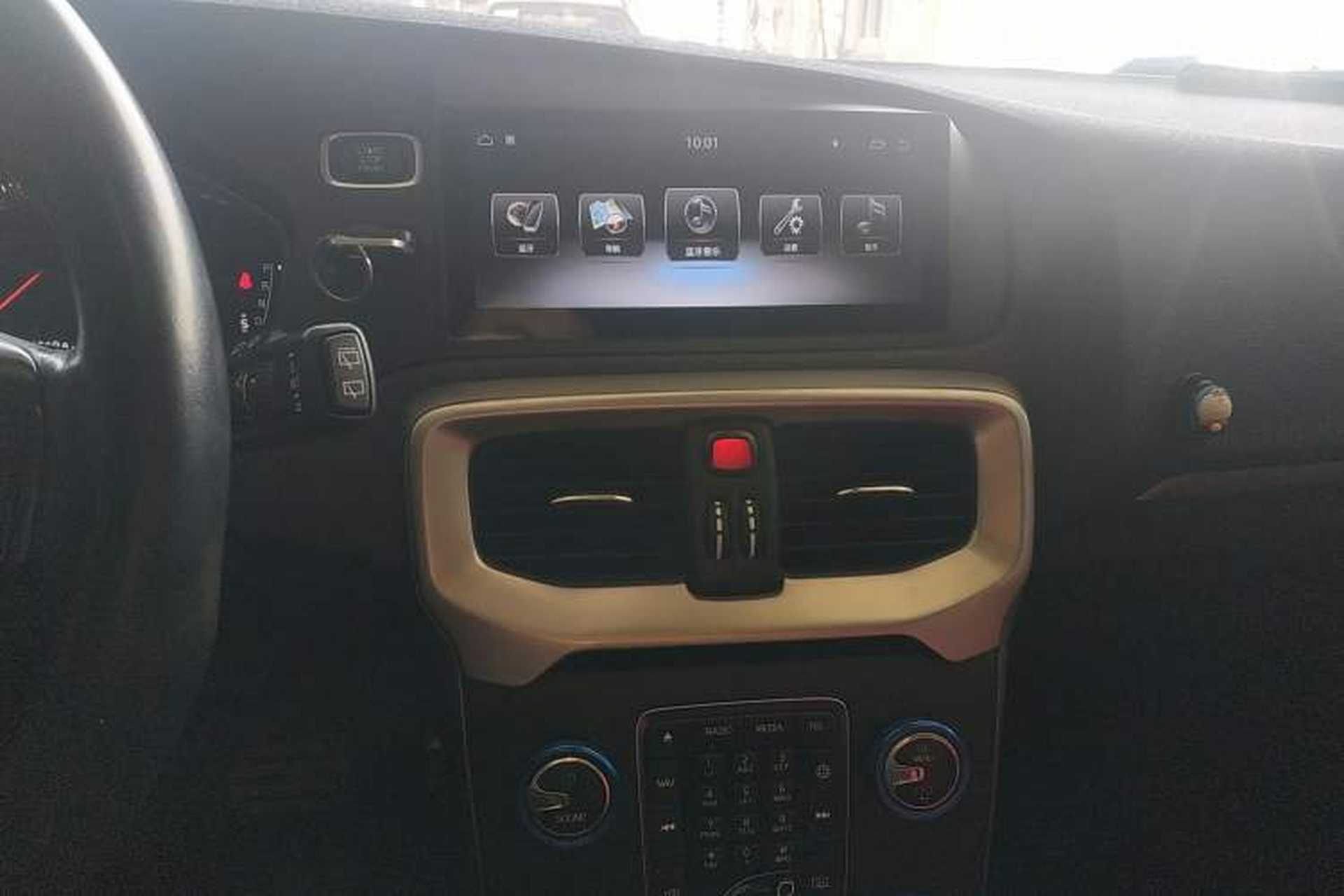 Used Volvo V40 2017 T3 Smart Edition Audio And AC Panel