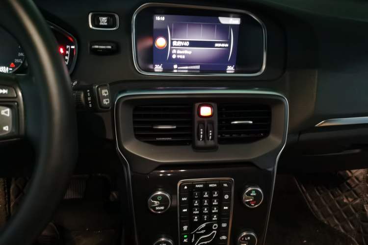 Used Volvo V40 2017 T3 Zhiyi Edition Audio And AC Panel