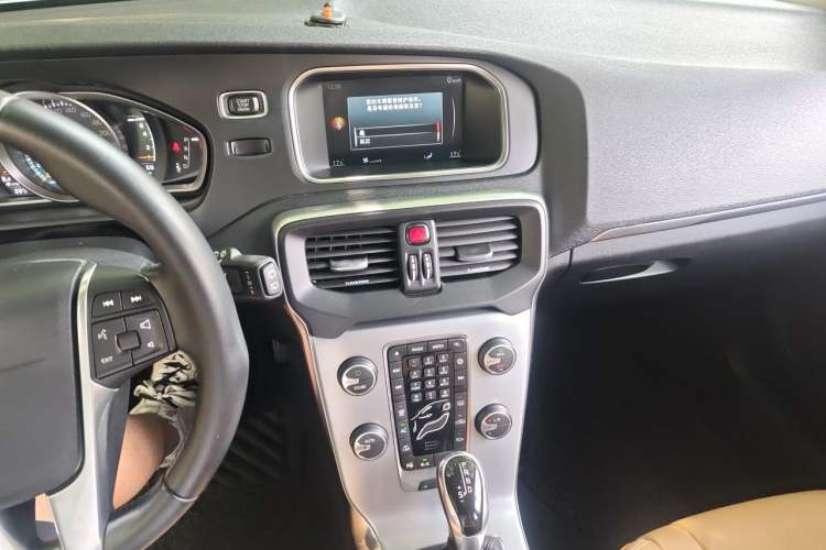 Used Volvo V40 2017 T3 Zhiya Edition Audio And AC Panel