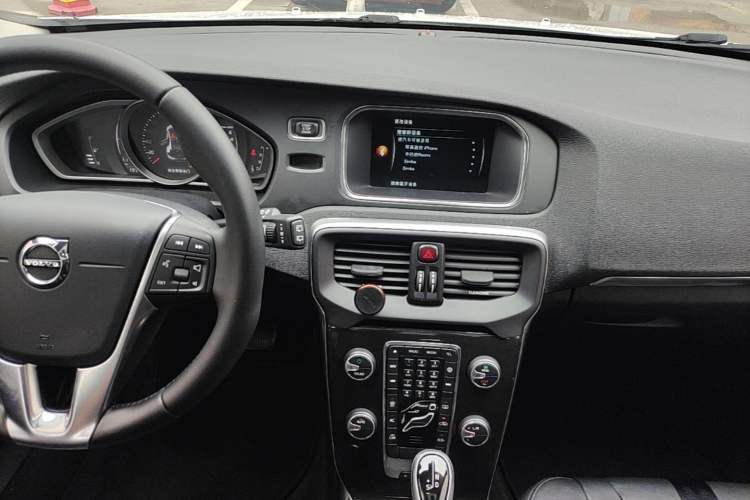 Used Volvo V40 2017 T3 Zhiyi Edition Audio And AC Panel