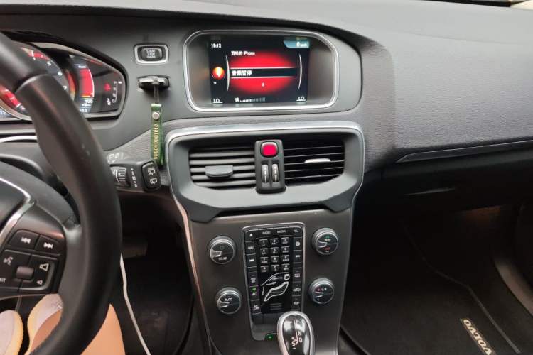 Used Volvo V40 2017 T3 Smart Edition Audio And AC Panel