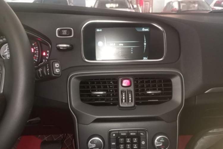 Used Volvo V40 2017 T3 Smart Edition Audio And AC Panel