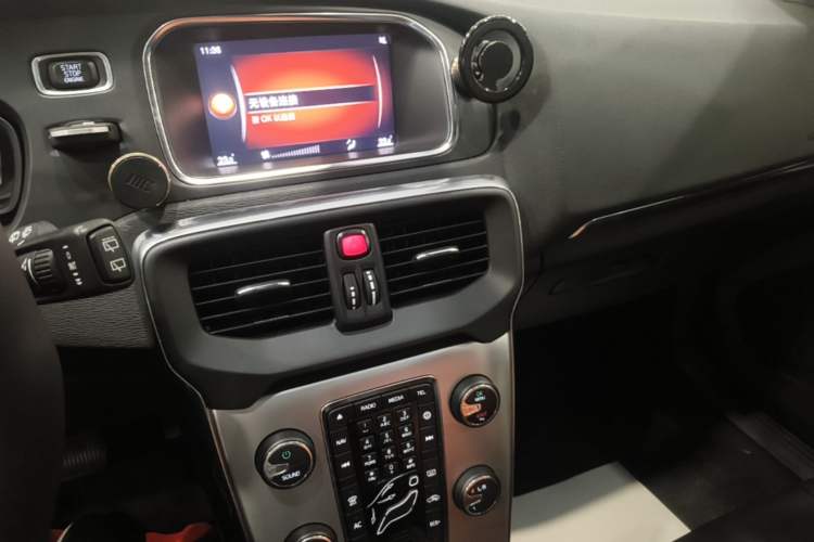 Used Volvo V40 2017 T4 Smart Luxury Edition Audio And AC Panel