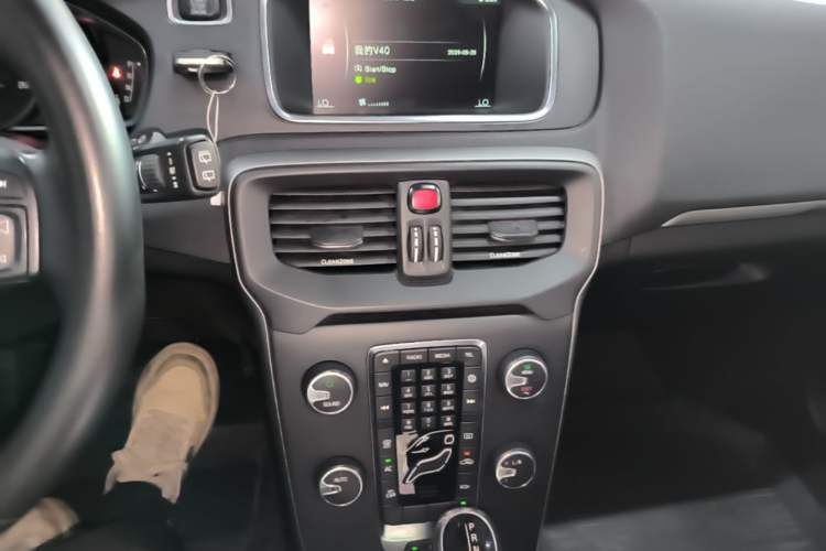 Used Volvo V40 2017 T3 Zhiyi Edition Audio And AC Panel