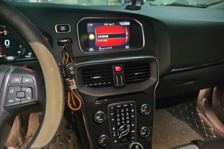 Used Volvo V40 2017 T3 Smart Edition Audio And AC Panel