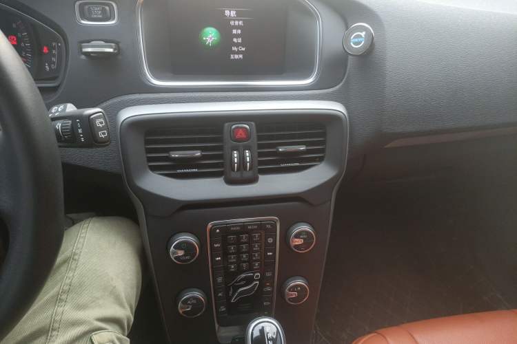 Used Volvo V40 2017 T3 Smart Edition Audio And AC Panel