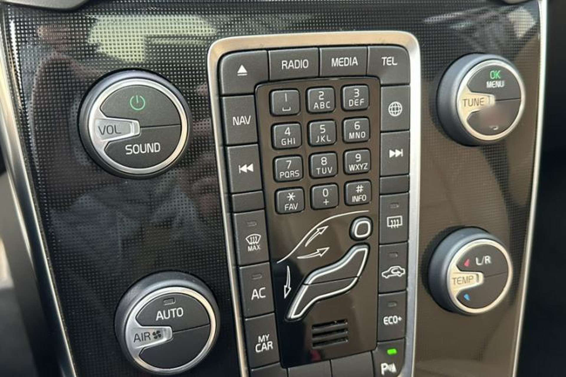 Used Volvo V40 2017 T3 Zhiyi Edition Audio And AC Panel