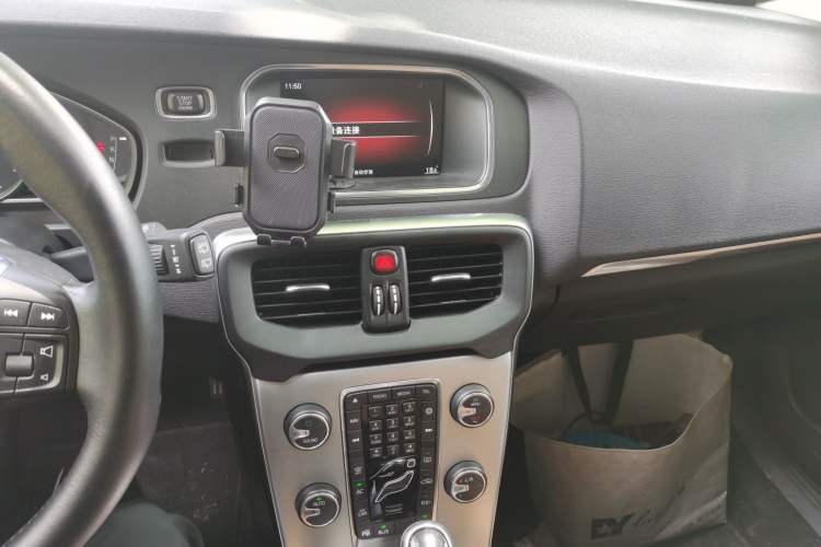 Used Volvo V40 2017 T4 Smart Luxury Edition Audio And AC Panel