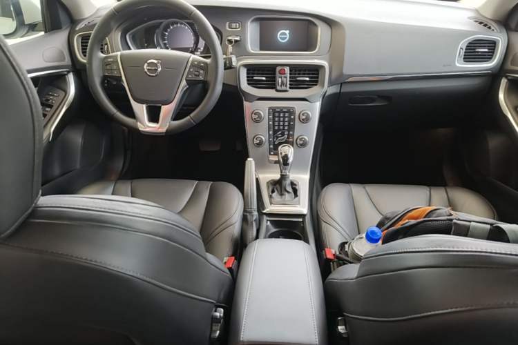 Used Volvo V40 2017 T3 Zhiya Edition Center Console