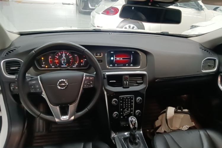 Used Volvo V40 2017 T3 Zhiyi Edition Center Console