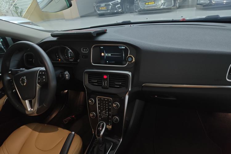 Used Volvo V40 2017 T3 Zhiyi Edition Center Console