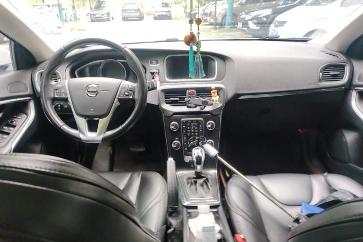Used Volvo V40 2017 T3 Zhiya Edition Center Console