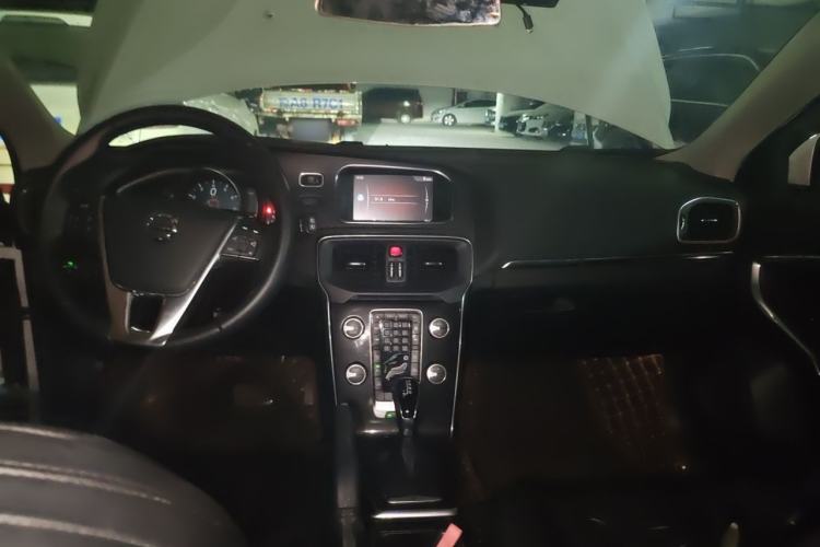 Used Volvo V40 2017 T3 Zhiyi Edition Center Console