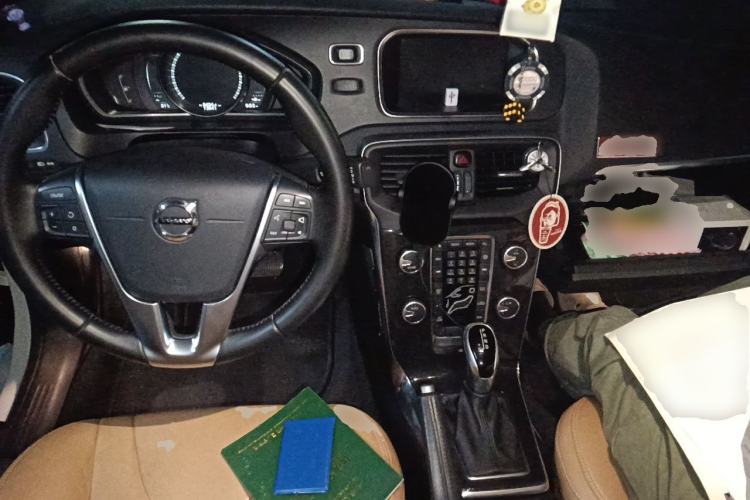 Used Volvo V40 2017 T3 Zhiyi Edition Center Console