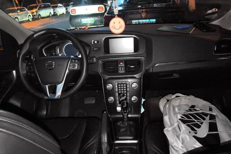 Used Volvo V40 2017 T3 Zhiyi Edition Center Console