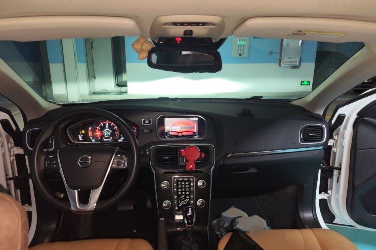 Used Volvo V40 2017 T3 Zhiyi Edition Center Console