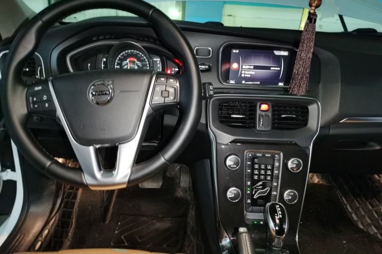 Used Volvo V40 2017 T3 Zhiyi Edition Center Console