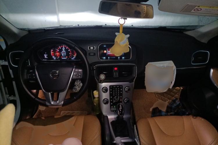 Used Volvo V40 2017 T3 Zhiya Edition Center Console