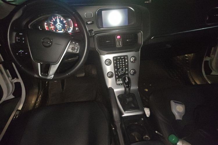 Used Volvo V40 2017 T3 Zhiya Edition Center Console
