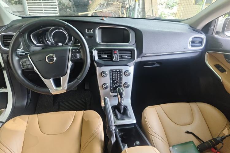 Used Volvo V40 2017 T3 Zhiya Edition Center Console