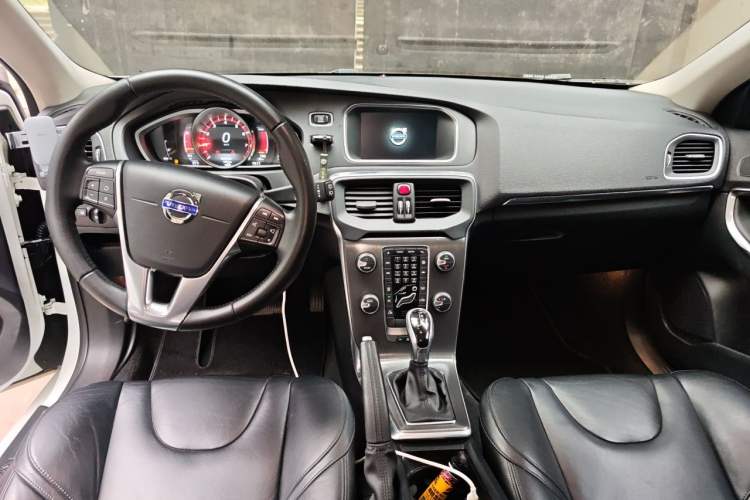 Used Volvo V40 2017 T3 Smart Edition Center Console