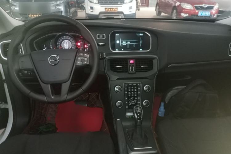 Used Volvo V40 2017 T3 Smart Edition Center Console