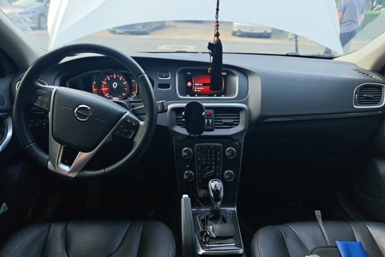 Used Volvo V40 2017 T3 Zhiyi Edition Center Console