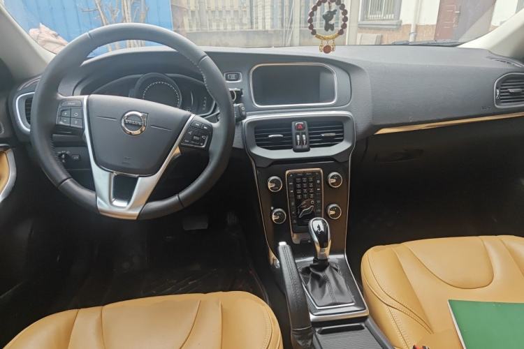Used Volvo V40 2017 T3 Zhiyi Edition Center Console