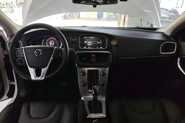 Used Volvo V40 2017 T3 Zhiya Edition Center Console