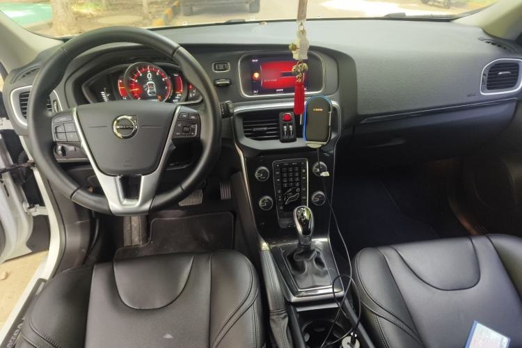 Used Volvo V40 2017 T3 Zhiyi Edition Center Console