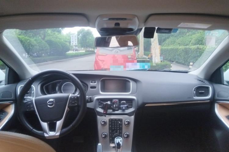 Used Volvo V40 2017 T3 Zhiya Edition Center Console