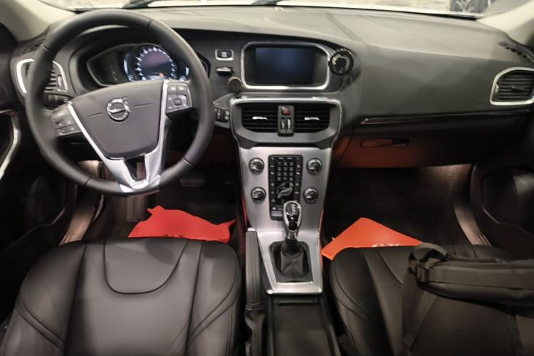 Used Volvo V40 2017 T4 Smart Luxury Edition Center Console