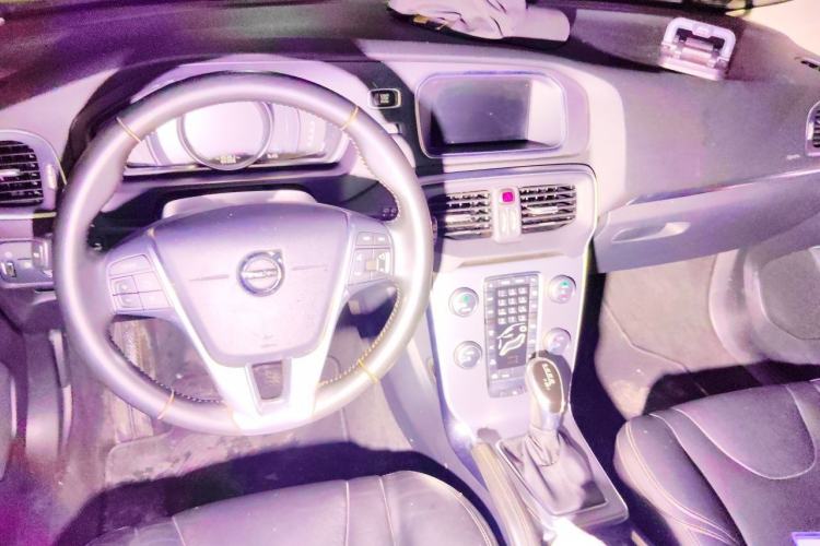 Used Volvo V40 2017 T3 Zhiyi Edition Center Console