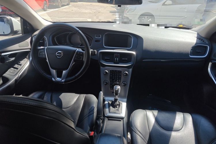 Used Volvo V40 2017 T3 Zhiya Edition Center Console