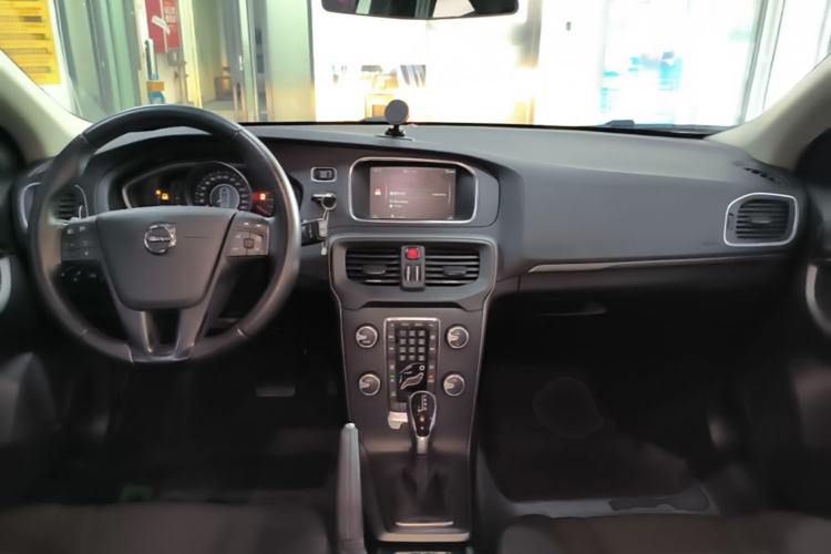 Used Volvo V40 2017 T3 Zhiyi Edition Center Console