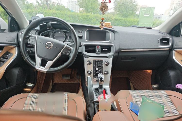 Used Volvo V40 2017 T3 Zhiya Edition Center Console