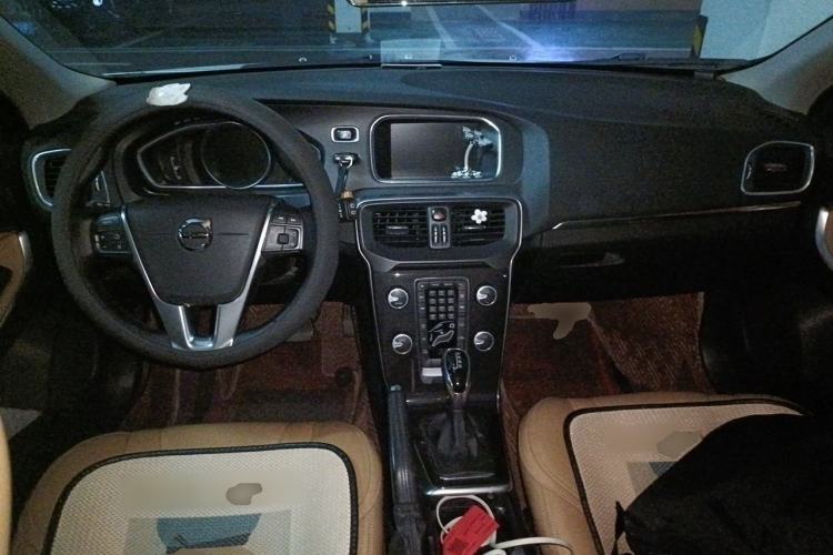 Used Volvo V40 2017 T3 Zhiyi Edition Center Console