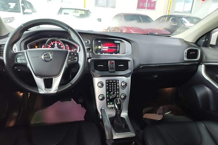 Used Volvo V40 2017 T3 Zhiya Edition Center Console