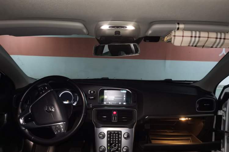 Used Volvo V40 2017 T3 Zhiya Edition Center Console