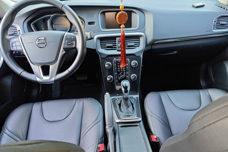 Used Volvo V40 2017 T3 Zhiyi Edition Center Console