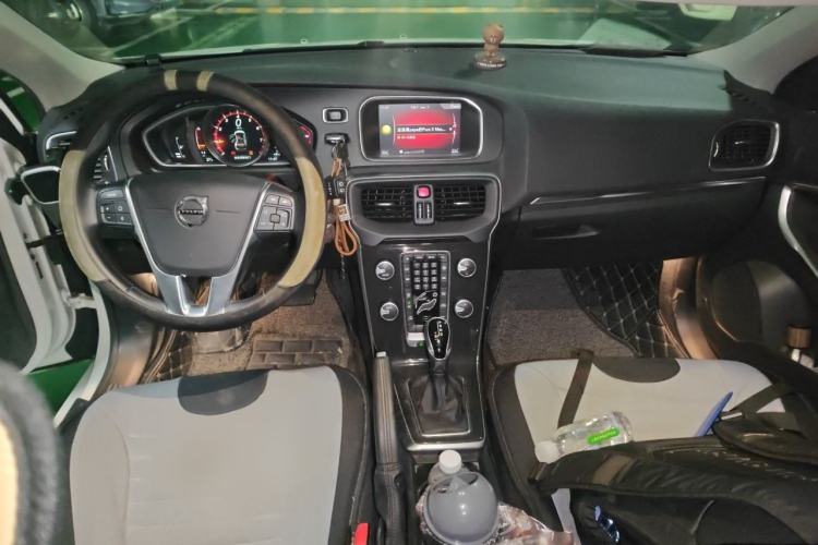 Used Volvo V40 2017 T3 Smart Edition Center Console